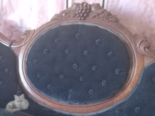 victorian-cameo-back-sofa-cameo600x450.jpg